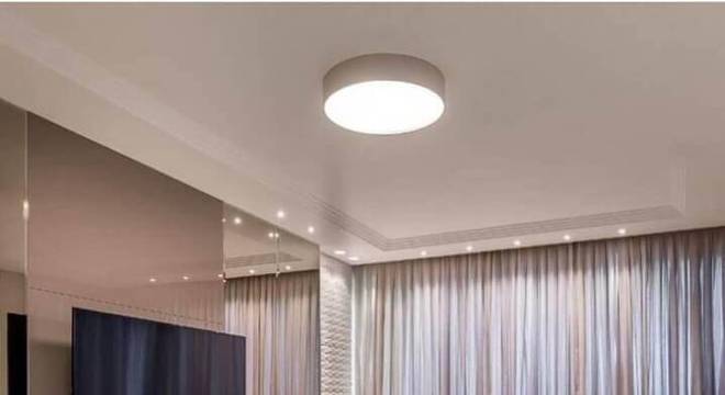 mesa lateral de apoio para sala decorada em tons neutros 