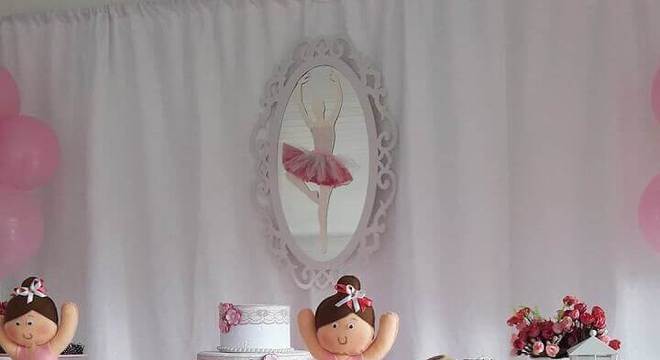 mesa para festa infantil bailarina decorada com bonecas 