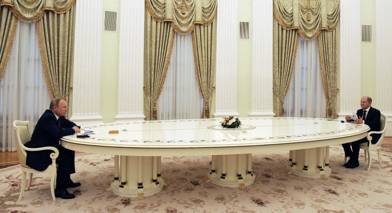 Grandes mesas foram usadas para garantir o distanciamento entre o presidente russo e seus interlocutores