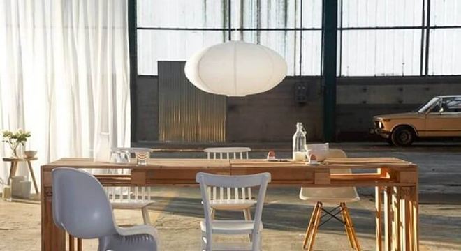 Mesa retangular ampla feita com estrutura de pallet