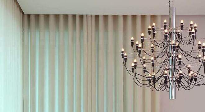 Mesa retangular com cadeiras com forro colorido