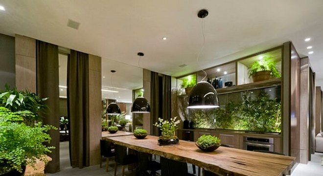 Mesa retangular com estrutura de madeira traz conforto ao ambiente