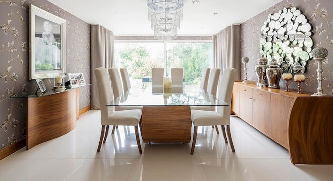 Mesa retangular com tampo de vidro e base de madeira