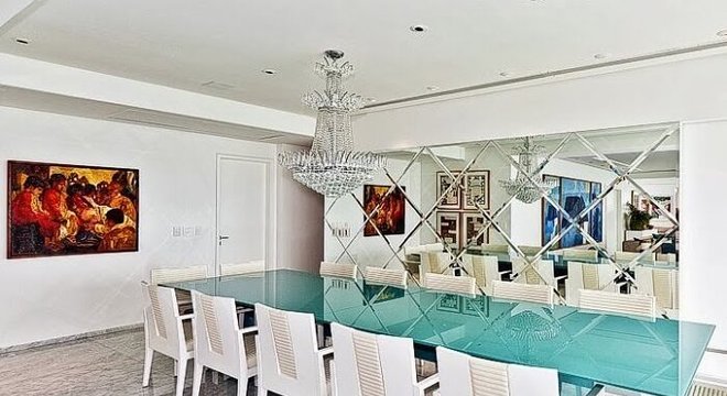 Mesa retangular com tampo de vidro na cor azul turquesa