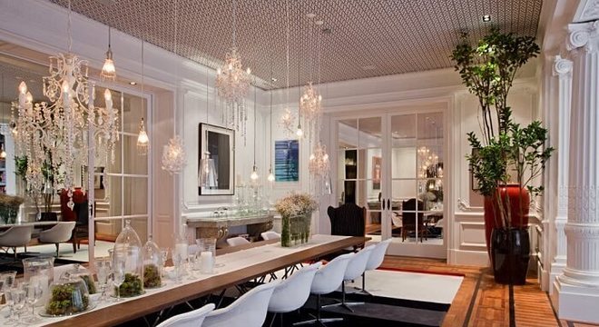 Mesa retangular de madeira com cadeiras de couro branca