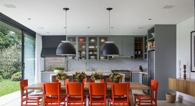 Mesa retangular de madeira com cadeiras na cor vermelho