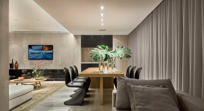 Mesa retangular de madeira com design simples e funcional