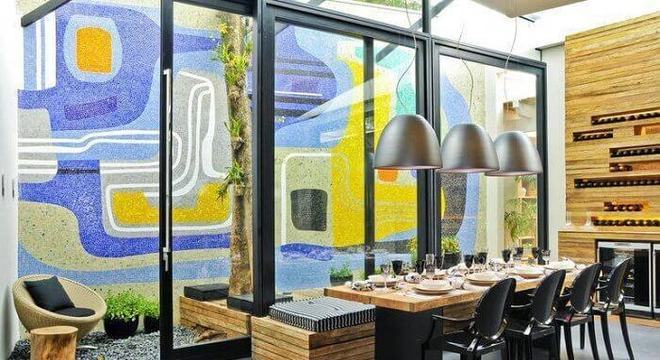 Mesa retangular de madeira com estrutura de madeira e ferro