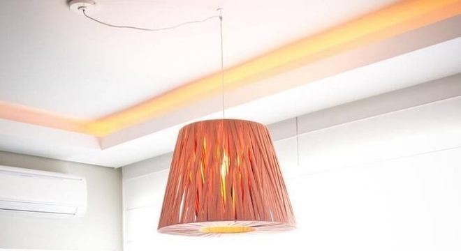 Mesa retangular de madeira combina perfeitamente com as cadeiras na cor branca