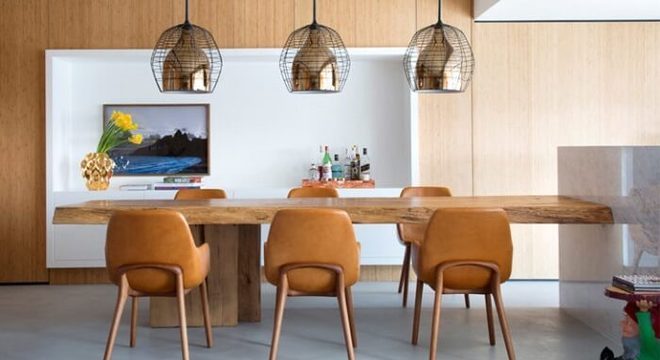 Mesa retangular de madeira para seis lugares