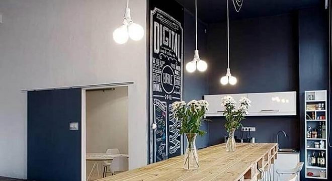 Mesa retangular feita com estrutura de pallet