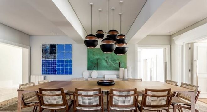 Mesa retangular gigante que conforta cerca de doze pessoas no local