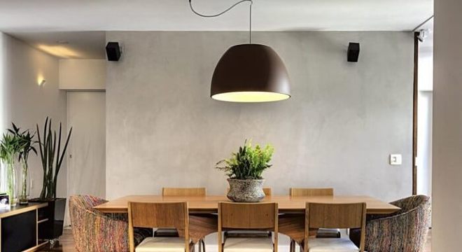 Mescle as cadeiras das pontas com as do centro da mesa retangular de madeira