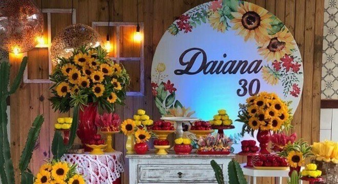 Mescle diferentes tonalidades na decoração da festa de aniversário tema girassol