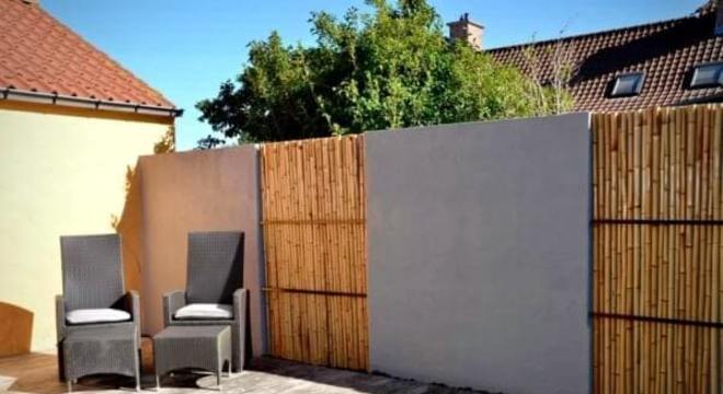 Mescle materiais, aqui a cerca de bambu se mistura com o acabamento em concreto