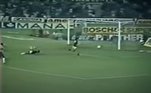 Mesmo em vantagem na semifinal, o Galo comandado por Telê Santana, não manteve o pique. Bebeto fez o gol da vitória por 1 a 0 do Flamengo no Maracanã. Já no Mineirão, Zico e Bebeto abriram vantagem para o Fla. Chiquinho e Sérgio Araújo chegaram a levar o Atlético a uma reação. Porém, o hoje técnico rubro-negro Renato Gaúcho (cortado por Telê Santana da Seleção na Copa de 1986) deu uma arrancada, driblou o goleiro e selou a ida do Flamengo para a final, com a vitória por 3 a 2.