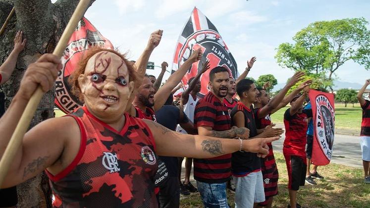 Mesmo sem uma festa oficial, devido ao dia das eleições, alguns torcedores se reuniram e esperaram a chegada do Flamengo no Rio de Janeiro.
