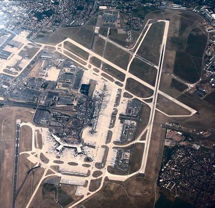 Mesmo sendo uma potência no mercado aeroviário, o aeroporto Charles de Gaulle não está entre os Top10 na área ocupada ou no número de passageiros. Isso mostra o quanto as viagens a turismo ou a negócios impactam a economia mundial. Veja os 10 maiores aeroportos (em tamanho) no mundo. 