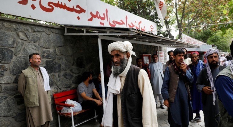 Familiares de vítimas da explosão aguardam em hospital de Cabul