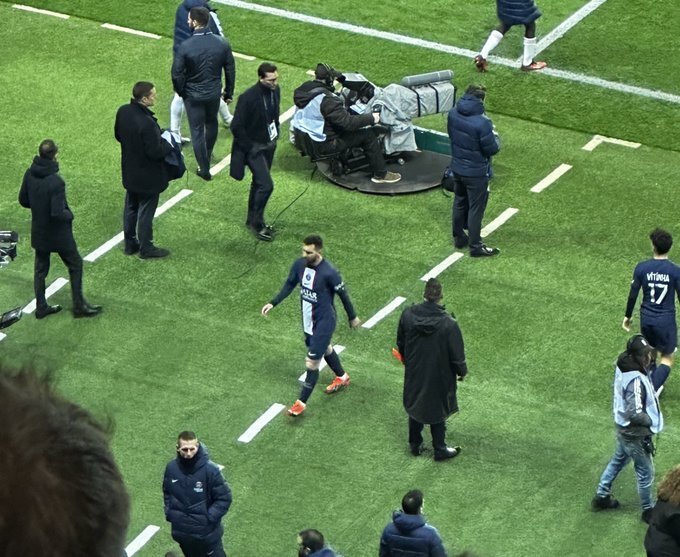 Messi deixa o gramado. Sem emoção. Ele sabe que dois anos na França foram grande erro