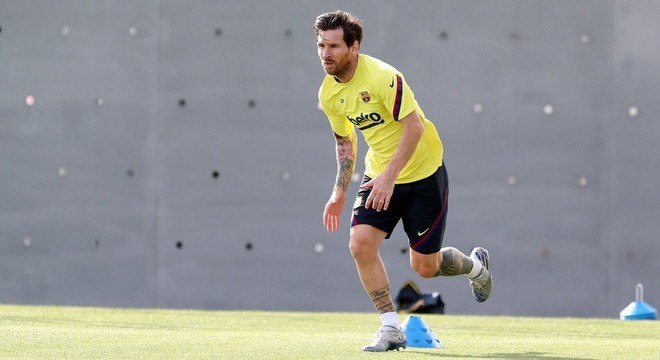 Messi em campo no primeiro treino do Barcelona. Presença obrigatória