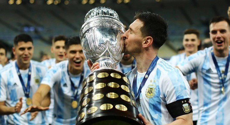 Messi beijando a Copa América. Conquista em pleno Maracanã. O inimigo desejado do Brasil