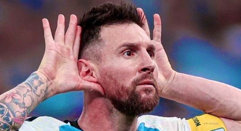 Messi encara os torcedores argentinos. Jamais demonstrou tanta empolgação com uma final