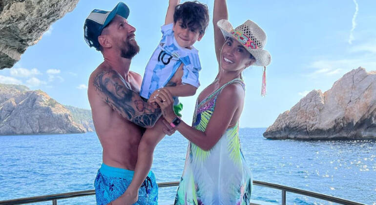 3. Férias em IbizaO jogador pode repetir as férias de junho e passar os quatro meses na&nbsp;ilha privativa Sa Ferradura, em Ibiza, na Espanha. Uma semana lá custa R$ 1,6 milhão, portanto Messi só precisaria desembolsar R$ 17 milhões na aventura