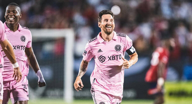 Neste ano, Messi ficará mais tempo de férias do que com a camisa do Inter Miami. O craque argentino entrou em campo nos últimos três meses, mas, a partir do dia 21 de outubro, ele só volta aos gramados americanos em março de 2024. Isso porque o Inter Miami não se classificou para a fase de play-offs da MLS (liga de futebol dos Estados Unidos). Vale lembrar que a única pausa no descanso será para defender a seleção argentina, contra o Uruguai e o Brasil.Com um salário de R$ 20 milhões por mês, o atacante terá R$ 80 milhões (equivalente a quatro meses de remuneração) para gastar nesse período de férias. Confira como ele pode aproveitar esse dinheirão: