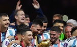 Messi parece namorar o trofeu da Copa
