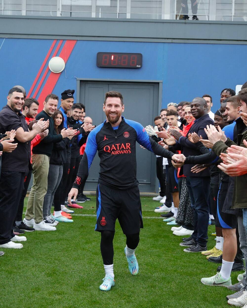 Messi é aplaudido pelo elenco do time francês. Orgulho do PSG em ter o vencedor da Copa do Catar