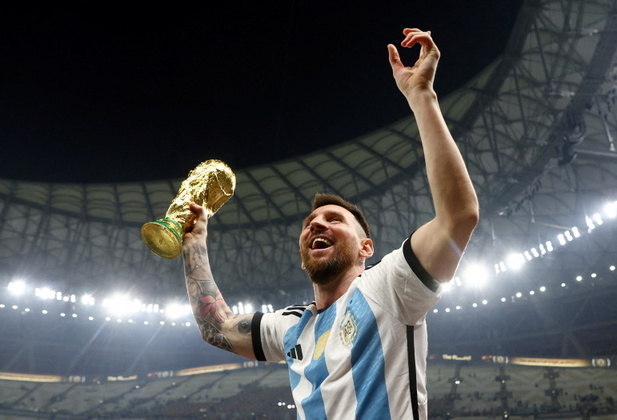 O dia 18 de dezembro de 2022 tem significado especial para Messi, que virou definitivamente 'Dios' na Argentina ao conquistar a Copa do Mundo. Líder dentro e fora de campo, conduziu La Scaloneta na competição e fez gols em todos os jogos do mata-mata, sendo eleito, com justiça, o melhor da competição
