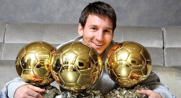 Messi tinha três bolas de ouroEnquanto Neymar nem imaginava que iria para o Barcelona, Messi já era considerado o melhor do mundo e ostentava três bolas de ouro — agora ele tem oito. CR7 também dividia o palco com o craque argentino, mas tinha apenas um troféu (agora tem cinco)• Compartilhe esta notícia pelo WhatsApp