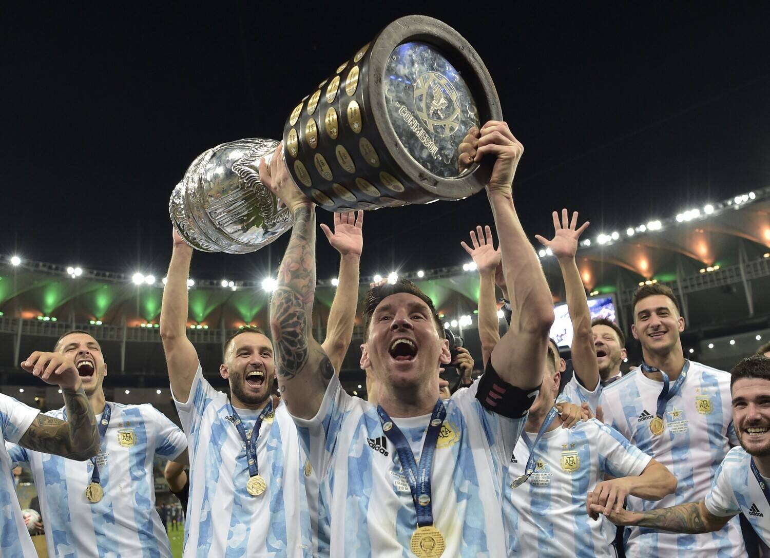 Messi levanta a Copa América. Argentina ganhou do Brasil, em pleno Maracanã, em 2021