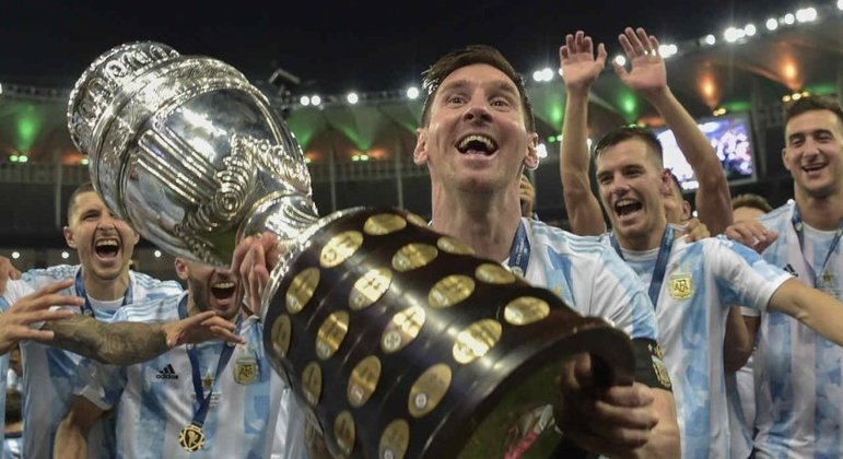 Messi com a taça da Copa América. Vitória em pleno Maracanã, contra o Brasil. Com Neymar
