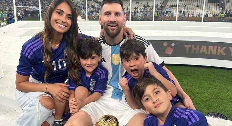 Messi com a esposa Antonella Racuzzo e os três filhos