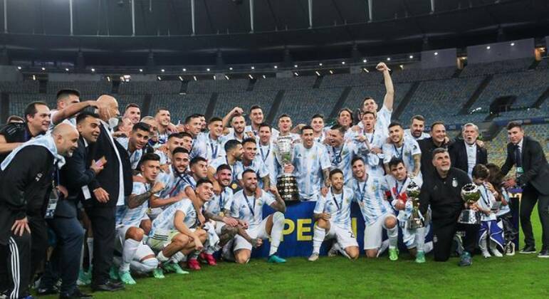 7. Não gosta de assistir a futebol Pode parecer estranho, mas Messi não gosta de assistir a jogos de futebol. Não vê outros atletas em campo e muito menos revê as partidas que disputou. O camisa 10 prefere aproveitar as horas com a esposa e os filhos