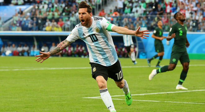 Messi marca, Argentina bate Nigéria no sufoco e pega França nas