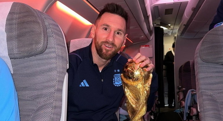 Messi não larga a taça nem na viagem de volta à Argentina 