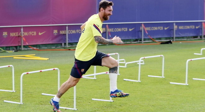 Messi treinou com proteção na perna esquerda, local onde sofreu pancada