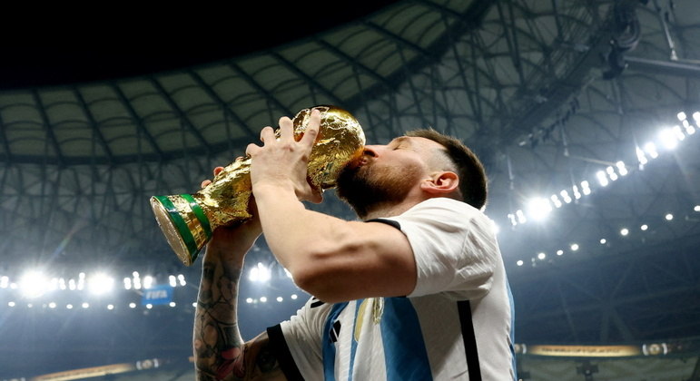 Argentina na Copa 2018: Messi ganha bolo e comemora