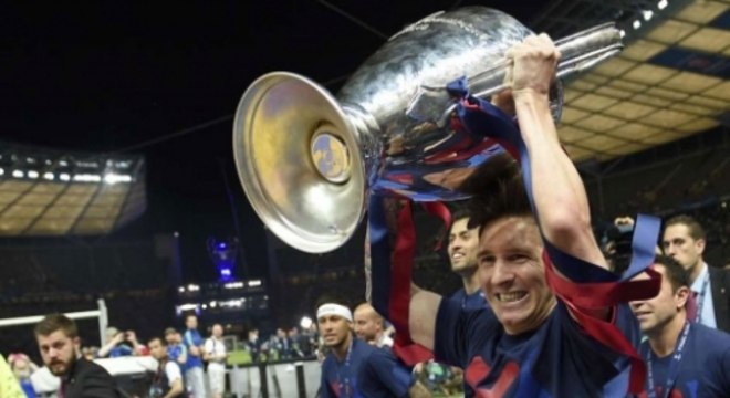 Messi ergue a taça da Champions de 2015