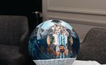 'Foi uma honra entregar 35 iPhones 14 de ouro a Messi, para os seus companheiros de equipe e funcionários como um presente por ganhar a final da Copa do Mundo', escreveu o perfil no Instagram