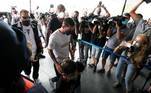 Messi se despede no aeroporto de Barcelona para seguir para Paris