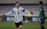 Dentro de campo, Lionel Messi teve atuação de gala na partida contra a Bolívia. O craque fez os três gols da vitória da Argentina e superou Pelé em gols oficiais por seleções