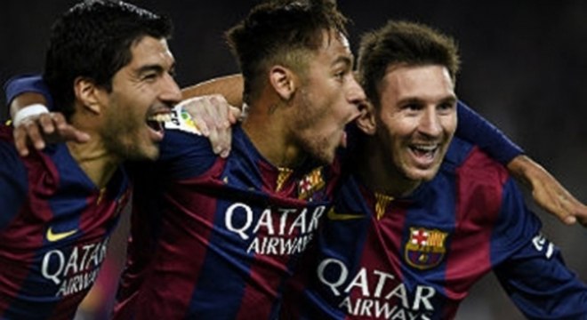 Messi - com a camisa do Barcelona em 2015-2016 (foto ao lado de Neymar e Suárez)