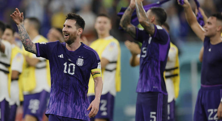 Messi agradece à torcida argentina, que cantava seu nome. Acabou a frieza do seis vezes melhor do mundo