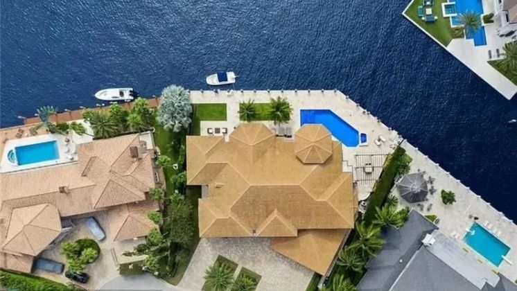 1. Nova mansão Se a mansão de 1.600 m² que ele comprou recentemente em Bay Colony, em Fort Lauderdale, por R$ 53 milhões, não for suficiente, ele pode adquirir uma nova — e até maior