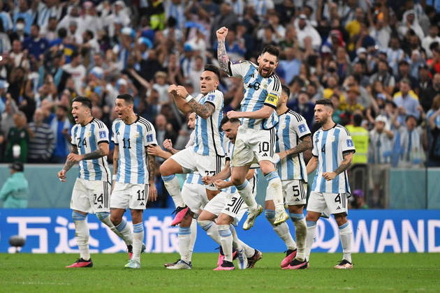 Argentino com mais gols em CopaAlém de toda a bola jogada em solo catari, Messi também tem empilhado recordes quebrados na Copa do Mundo. Com o gol de pênalti contra os croatas, o craque superou Gabriel Batistuta e se tornou o jogador argentino com mais bolas na rede na história das Copas