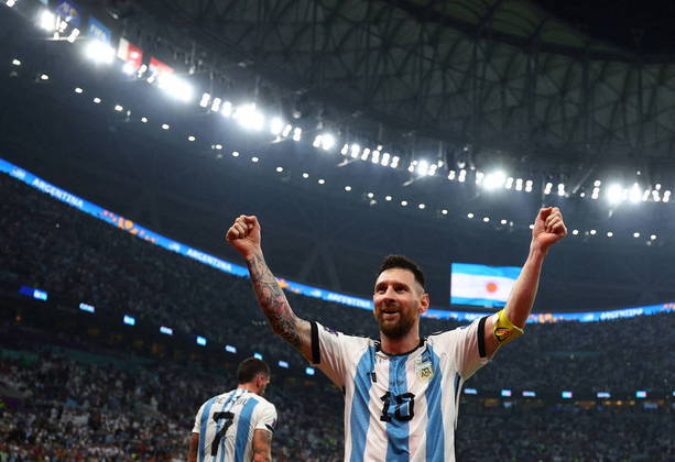 O Último 'Tango'Neste domingo (18), Messi fará sua última partida em Copas do Mundo. Aos 35 anos, o craque disputa o quinto Mundial da carreira e já está nos livros de história por tudo que fez até aqui. Mesmo que não conquiste o tão almejado troféu, Messi merece levar o prêmio de melhor jogador do torneio. Pois fez muito mais do que gols ou assistências. Messi devolveu a autoestima e confiança para toda uma geração. Para todo um país. Desfrutemos do último 'tango' de La Pulga. Demorará a aparecer outro